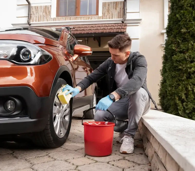 Lavage auto à domicile Fonbeauzard : professionnel intervenant sur un véhicule